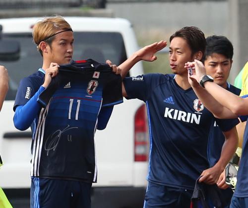 ＜サッカー日本代表練習＞写真撮影する宇佐美（左）の横で宇佐美の決めポーズをする清武（右）