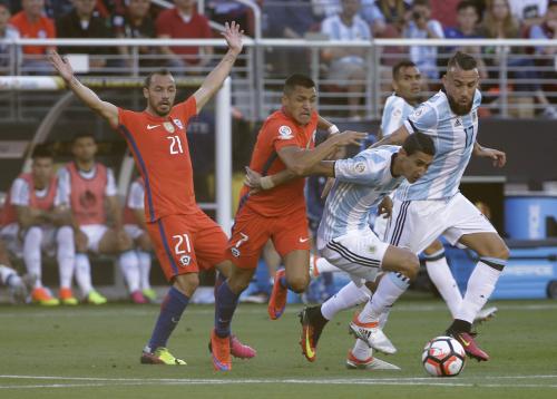 ＜アルゼンチン・チリ＞ボールを追うディマリア（右から２人目）（ＡＰ）