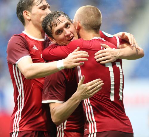 ＜キリン杯　デンマーク・ブルガリア＞前半３９分、先制ゴールを決めてイレブンと抱き合うモテアン・ラスムッセン