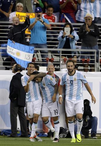 ＜南米選手権　アルゼンチン・チリ＞メッシ応援ボードを背に、ゴールを喜ぶディマリア（左）ら（ＡＰ）