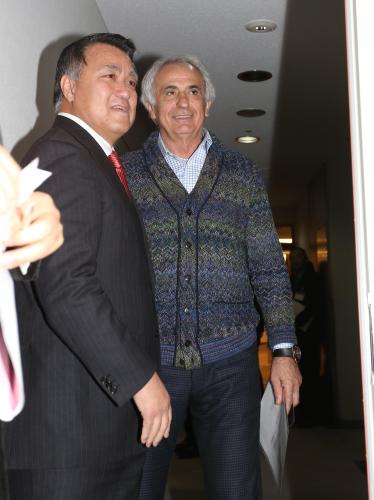 満面の笑みを浮かべる田嶋会長（左）とハリルホジッチ監督