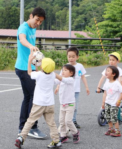 宮城県南三陸町のあさひ幼稚園で園児と交流するサッカー日本代表の長谷部