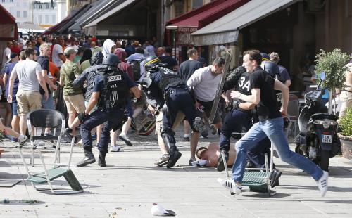 マルセイユで地元警察と衝突したフーリガン（ＡＰ）