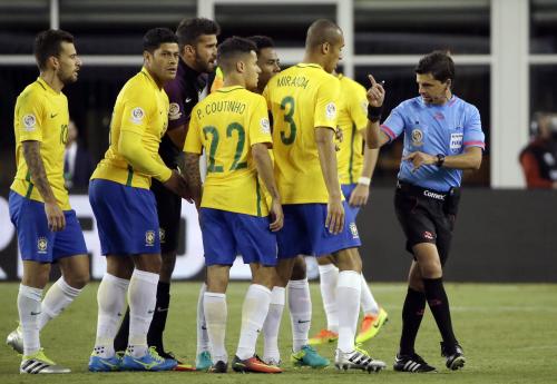 南米選手権ペルー戦、“疑惑”のゴールに抗議するブラジル代表の選手（ＡＰ）