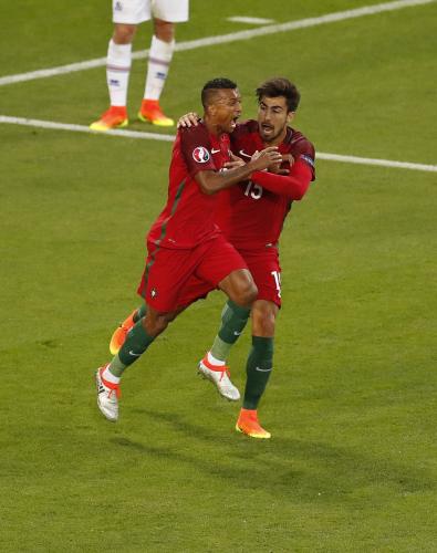 先制ゴールを決めて喜ぶポルトガルのナニ（左）