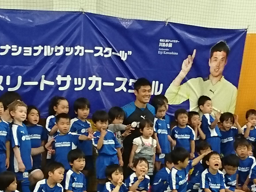 チビっ子とのサッカー教室を行った日本代表ＧＫ川島