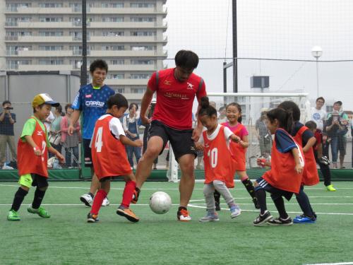 「岡崎慎司フットサルフィールド」で小学生とゲームを行う岡崎