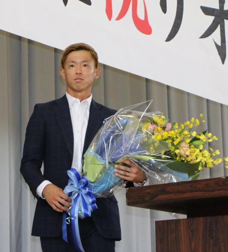 リオ五輪のサッカー男子代表にＯＡ枠で選ばれ、母校・徳島商高の壮行会で花束を手にする広島の塩谷