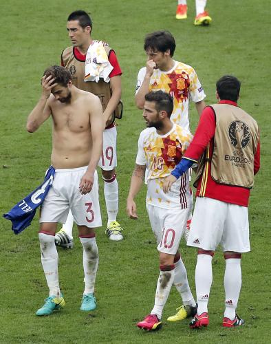 イタリアに敗れ落胆するピケ（左）らスペイン代表イレブン（ＡＰ）