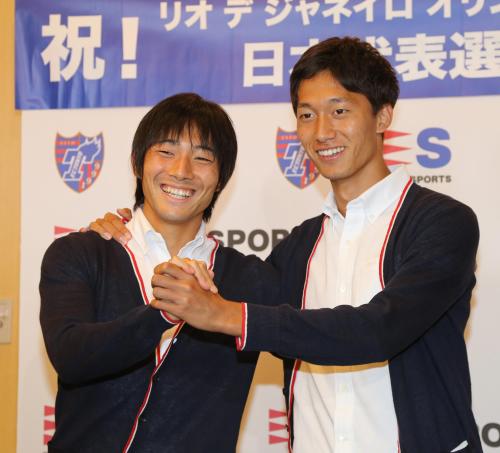 リオ五輪代表に決まり、笑顔を見せるＦＣ東京・中島（左）と室屋