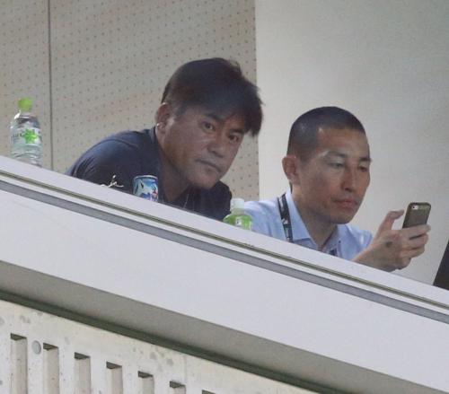 ＜仙台・川崎＞試合を視察するＵ２３日本代表・手倉森監督（左）