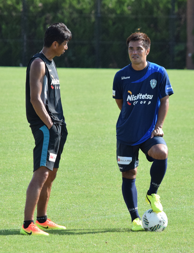練習後、井原監督（左）と話す福岡新加入のＤＦ駒野
