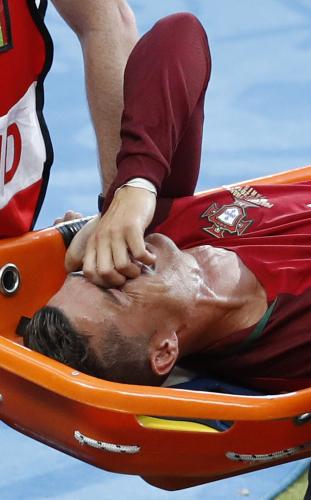 前半、左膝を負傷し交代するポルトガルのＣ・ロナウドは号泣（ＡＰ）