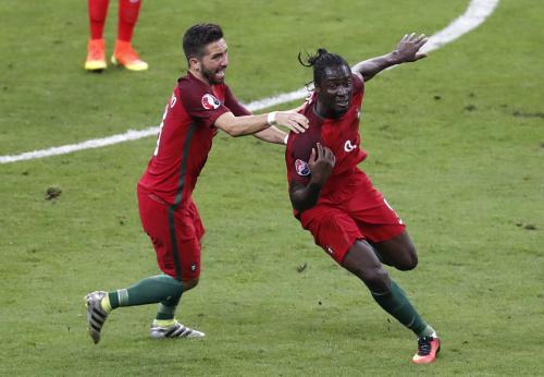フランス戦で決勝ゴールを決め喜ぶポルトガル代表ＦＷエデル（右）（ＡＰ）