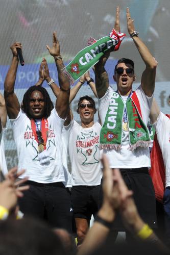 パレードではしゃぐポルトガル代表の（左から）レナト・サンチェス、Ｃ・ロナウド、ジョゼ・フォンテ（ＡＰ）