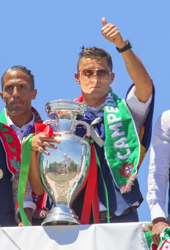 サッカーの欧州選手権で優勝し、リスボンでのセレモニーでトロフィーを手にするポルトガルのＣ・ロナウド（右）
