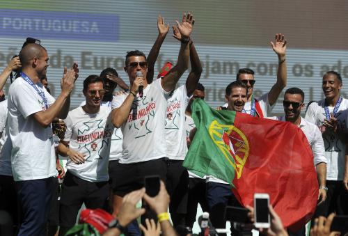 檀上でファンからの声援に手を振ってこたえるＣ・ロナウド（中央左）らポルトガル代表イレブン（ＡＰ）