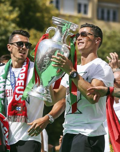 ポルトガル代表凱旋パレードで欧州選手権の優勝トロフィーを掲げるＣ・ロナウド（右）