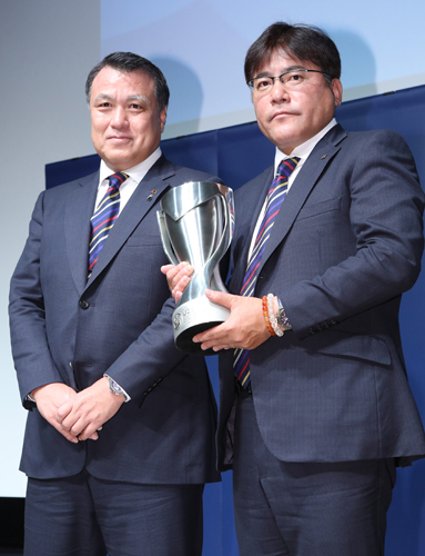 田嶋会長（左）はリオ五輪の手倉森監督（右）の五輪後の去就についてＡ代表コーチに復帰する見通しを明かした