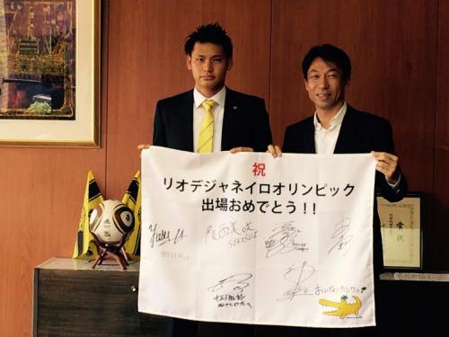 秋山市長（右）を表敬したリオ五輪代表ＧＫ中村。持っているのは、柏市にゆかりのあるリオ五輪出場選手のサイン入りフラッグ