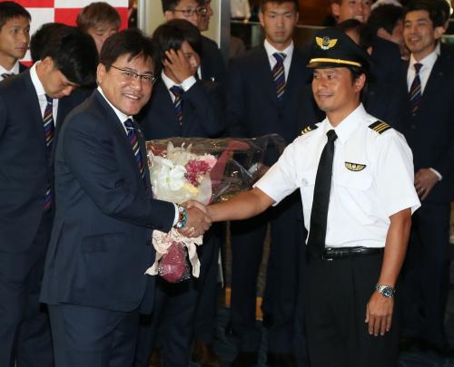 ＜Ｕ―２３日本代表出発＞出発セレモニーで花束を渡される手倉森監督（左）