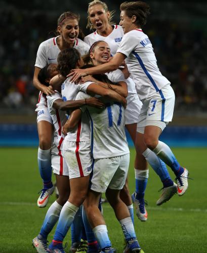 フランス戦で先制ゴールが決まり喜び合う女子米国代表イレブン（ＡＰ）