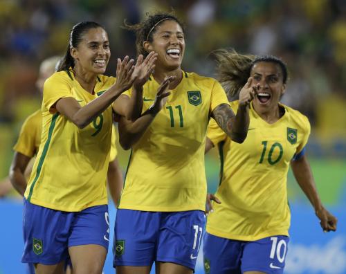 スウェーデン戦でゴールを決め喜ぶ女子ブラジル代表のＦＷクリスティアーネ（中央）（ＡＰ）