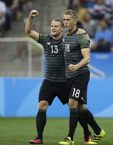 ナイジェリア戦でゴールを決め喜ぶドイツ代表ＦＷペーターゼン（右）（ＡＰ）