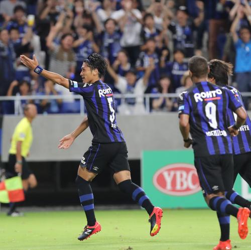 ＜Ｇ大阪―広島＞後半１０分、丹羽（左）はゴールを決め、スタンドに手を挙げ声援に応える