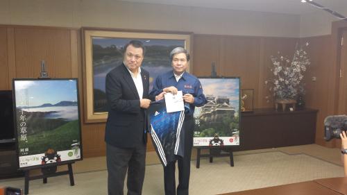 熊本県の蒲島知事（右）に義援金を贈呈する日本協会の田嶋会長