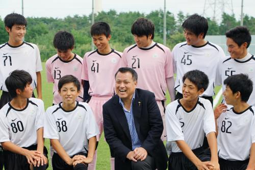 ふたば未来学園高サッカー部の生徒たちと笑顔の日本サッカー協会の田嶋幸三会長（前列中央）