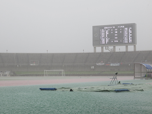 ＜ＦＣ今治・高知ユナイテッドＳＣ＞豪雨の中、雷の影響でハーフタイムに試合が中断