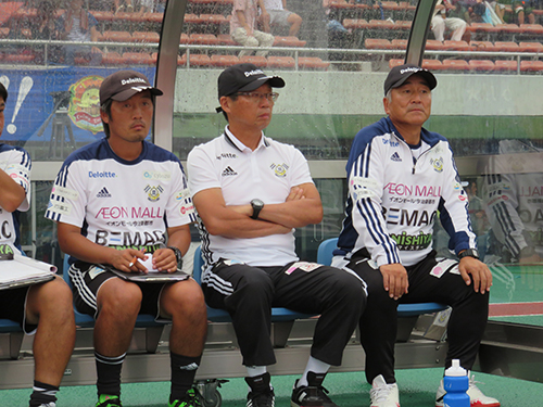 ＦＣ今治のベンチに座る（左から）矢野コーチ、岡田オーナー、吉武監督
