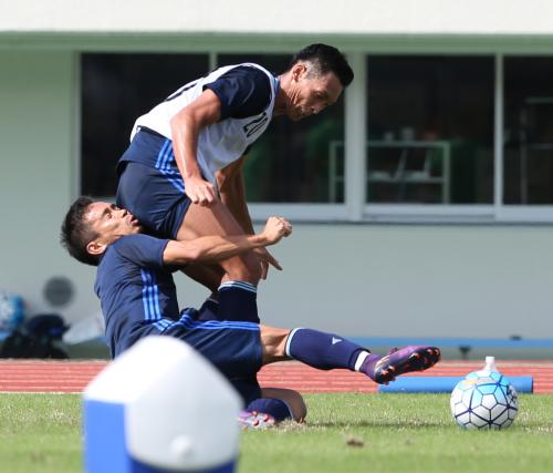 日本代表練習中、槙野と接触して負傷した長友