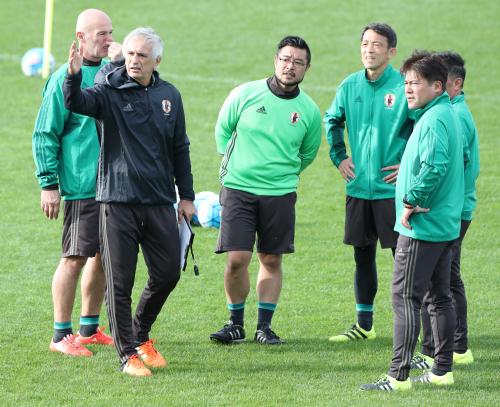 ＜日本代表練習＞コーチ陣に指示を出すハリルホジッチ監督（左から２人目）