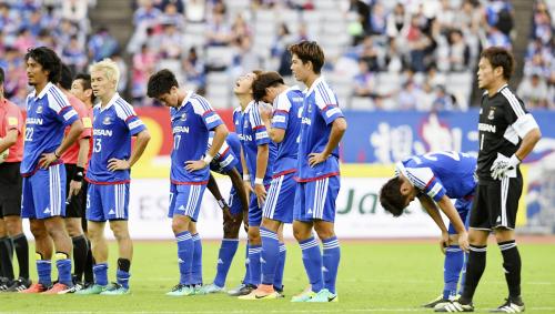 決勝進出を逃し、肩を落とす中沢（左端）ら横浜イレブン