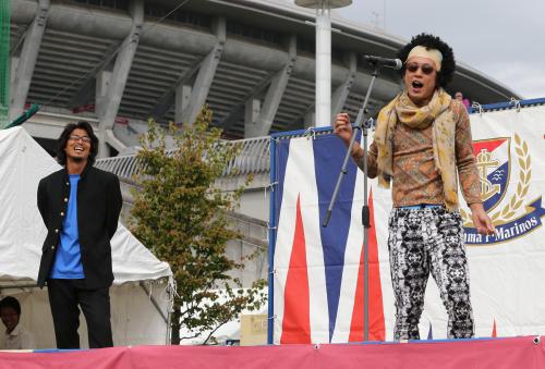 横浜　トリコロールフェスタ２０１６のステージでパフォーマンスを行う和田（右）。左は中沢