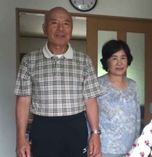 広島ユースの元寮長の稲田稔さん（左）と元寮母の妻・敏子さん