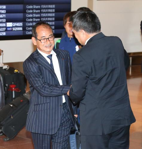 帰国した内山監督（左）は田嶋ＪＦＡ会長と握手