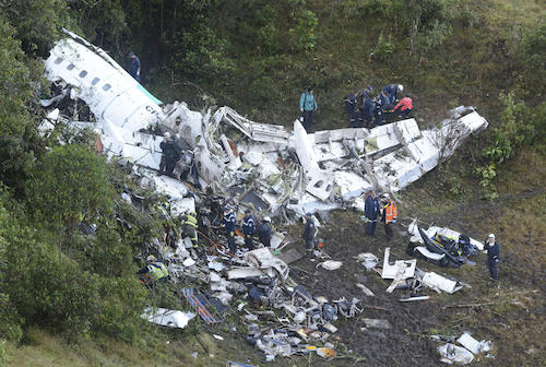 コロンビア中部メデジン近郊のチャーター機墜落現場で救出作業にあたる人々（ＡＰ）