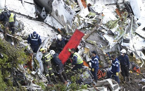 コロンビア・メデジン近郊のチャーター機墜落現場で救助活動する人たち