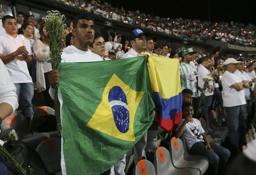 11月30日、コロンビア中部メデジンで、飛行機事故で死亡したブラジルのサッカークラブの選手らを追悼するファンら