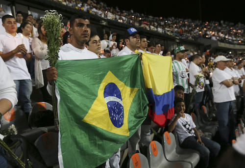 １１月３０日、コロンビア中部メデジンで、飛行機事故で死亡したブラジルのサッカークラブの選手らを追悼するファンら　（ＡＰ）