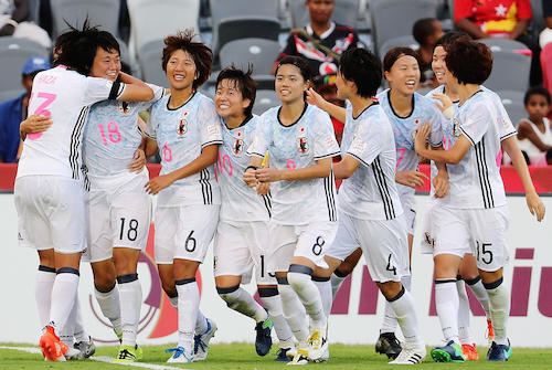 Ｕ―20女子Ｗ杯３位決定戦の後半、得点した上野（左から２人目）を祝福する日本イレブン