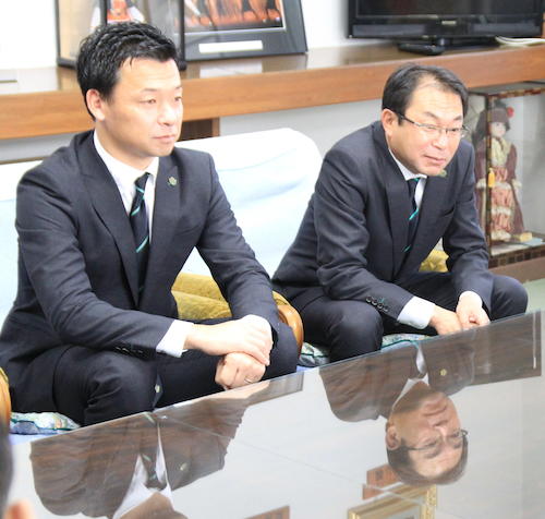 ホームタウンの池田町を表敬訪問した反町監督。左は神田社長