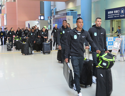 関西国際空港に到着したアトレチコ・ナシオナルの選手たち