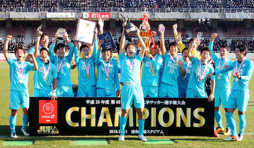 サッカーの全日本大学選手権で９度目の優勝を果たし、喜ぶ筑波大イレブン