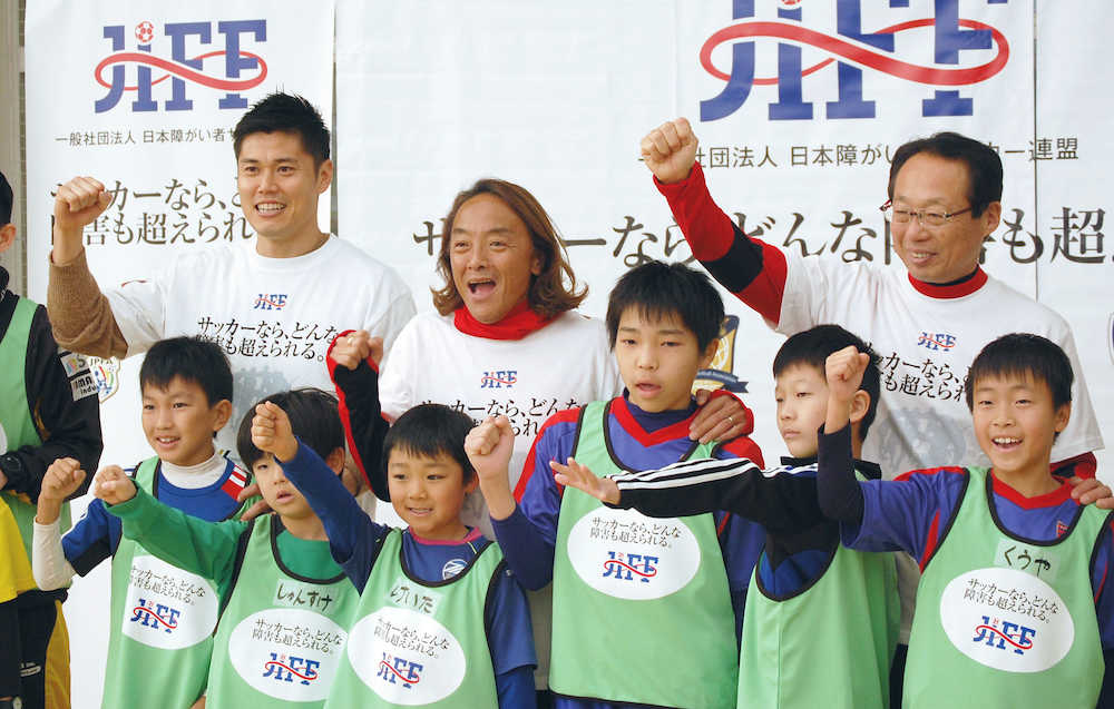イベントに参加した（後列左から）川島、北沢会長、岡田氏