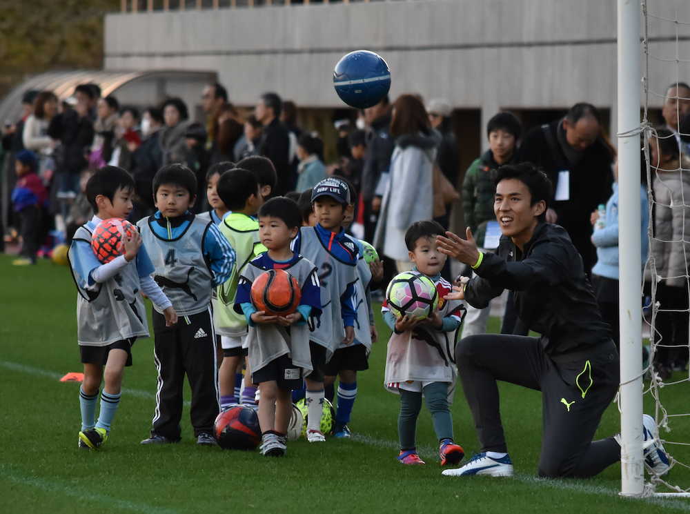 長谷部は地元・静岡県藤枝市でサッカー教室の無料体験を行った