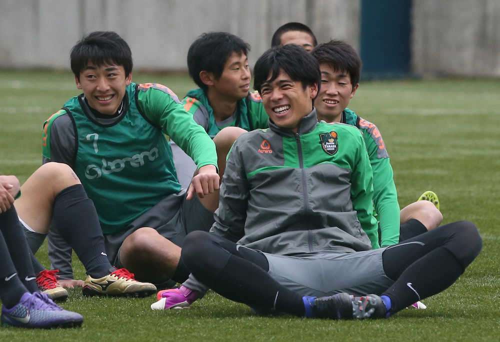 練習で笑顔の青森山田ＧＫ広末（右手前）とＭＦ高橋（左）